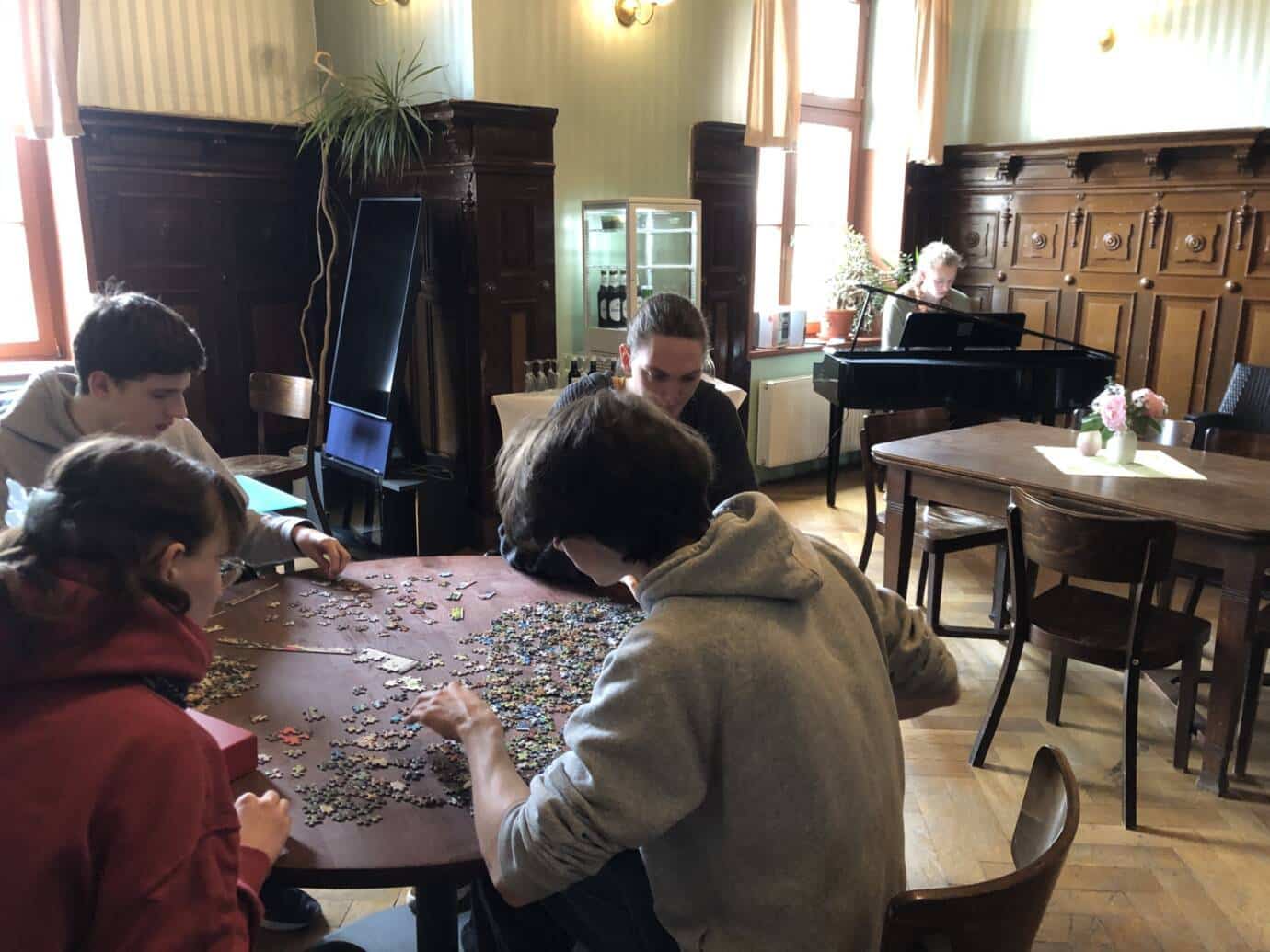 Leute machen ein Puzzle in einem Raum
