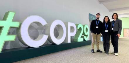 Personen vor COP29-Schild