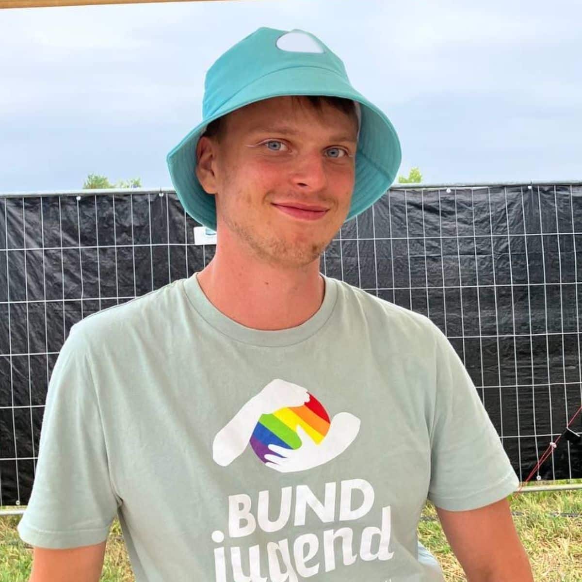 Person mit BUND Jugend T-Shirt und Hut