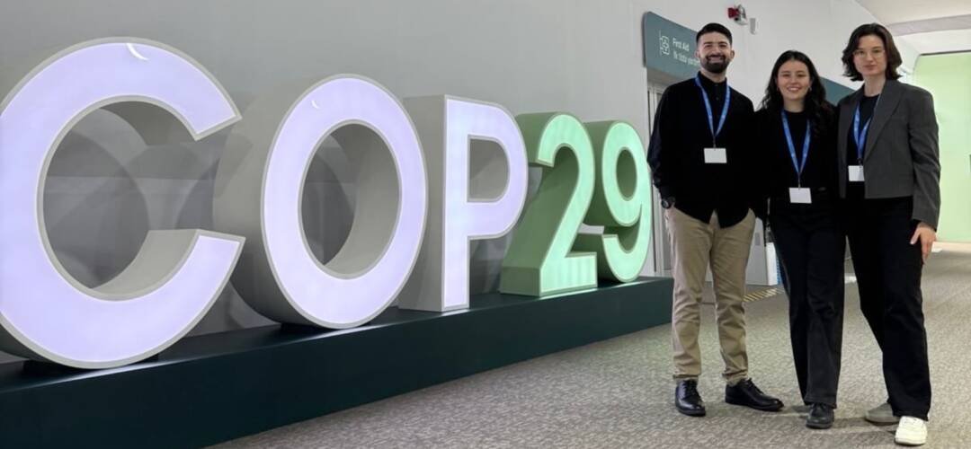 Drei Personen bei COP29-Konferenz.