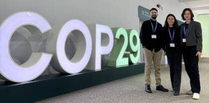 Drei Personen bei COP29-Konferenz.