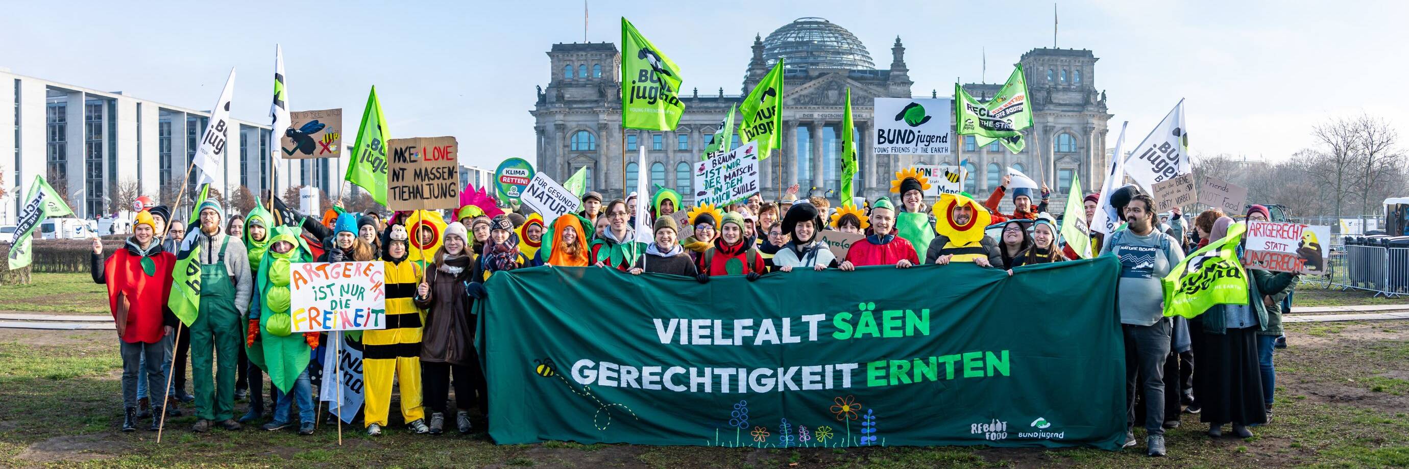 Demonstration für Vielfalt und Gerechtigkeit vor Regierungsgebäude.
