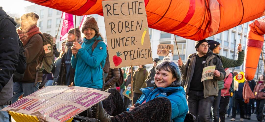Demonstration mit Plakaten und Teilnehmern