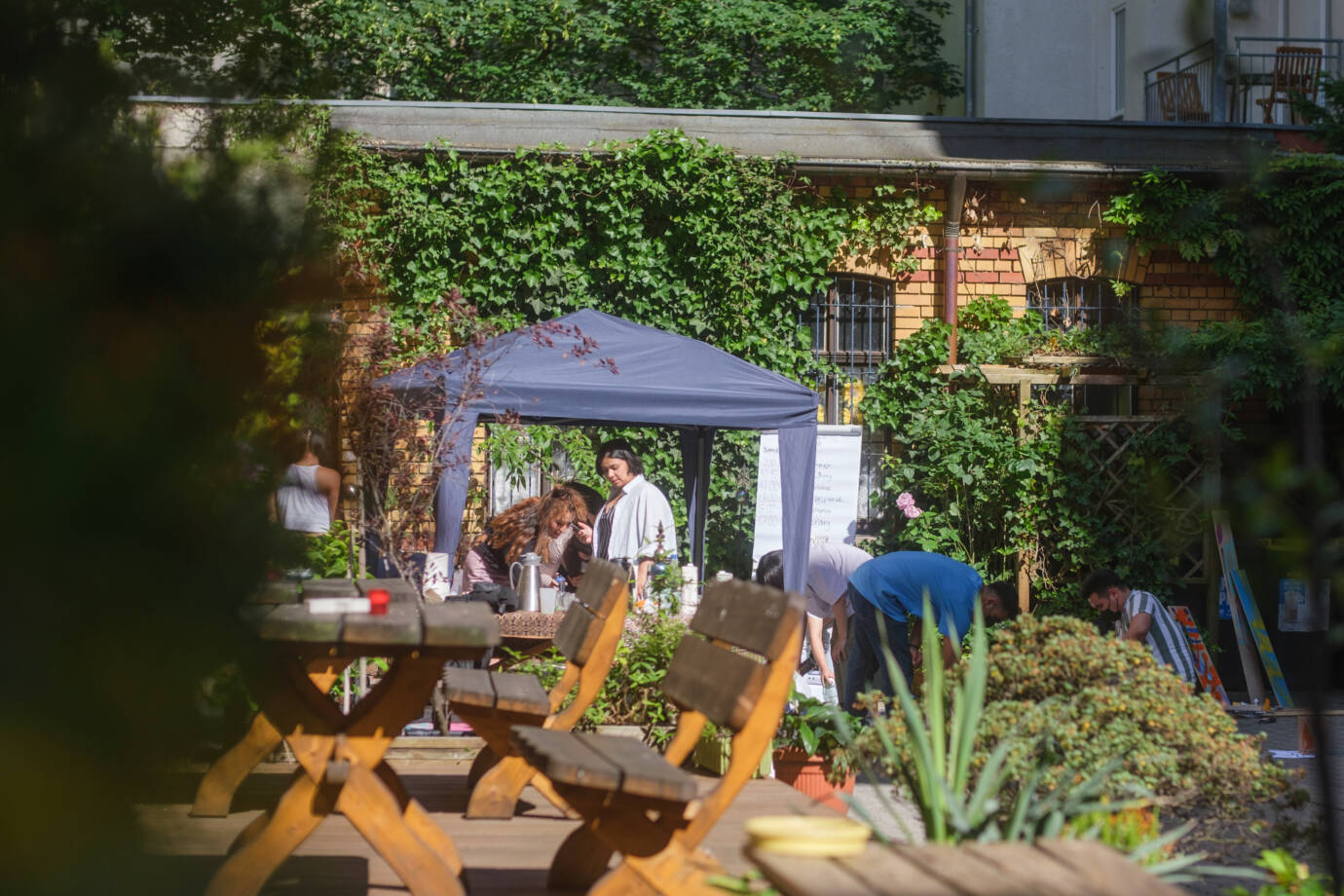 Garten mit Pavillon und Sitzgelegenheiten im Sommer.