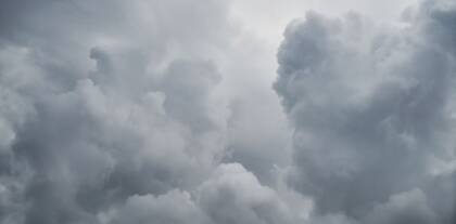 Graue Wolken am Himmel