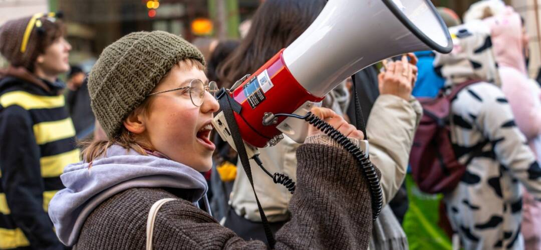 Person mit Megafon bei einer Demonstration