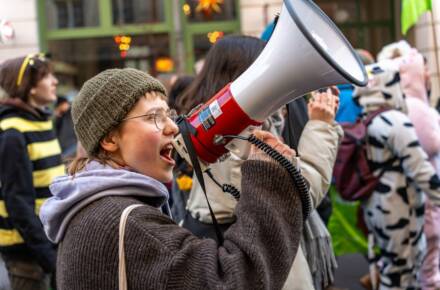 Person mit Megafon bei einer Demonstration