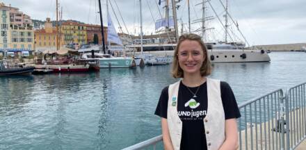 Alina Reize am Hafen von Nizza mit Segelbooten im Hintergrund.