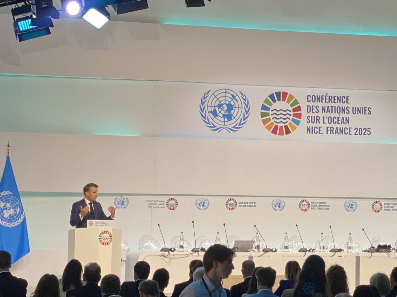 Redner bei UN-Konferenz zum Ozean in Nizza 2025.