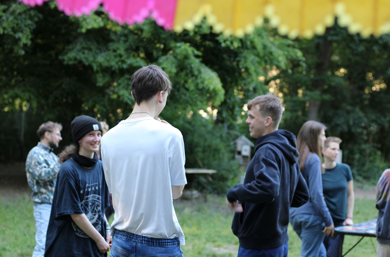 Gruppe von Leuten im Freien.