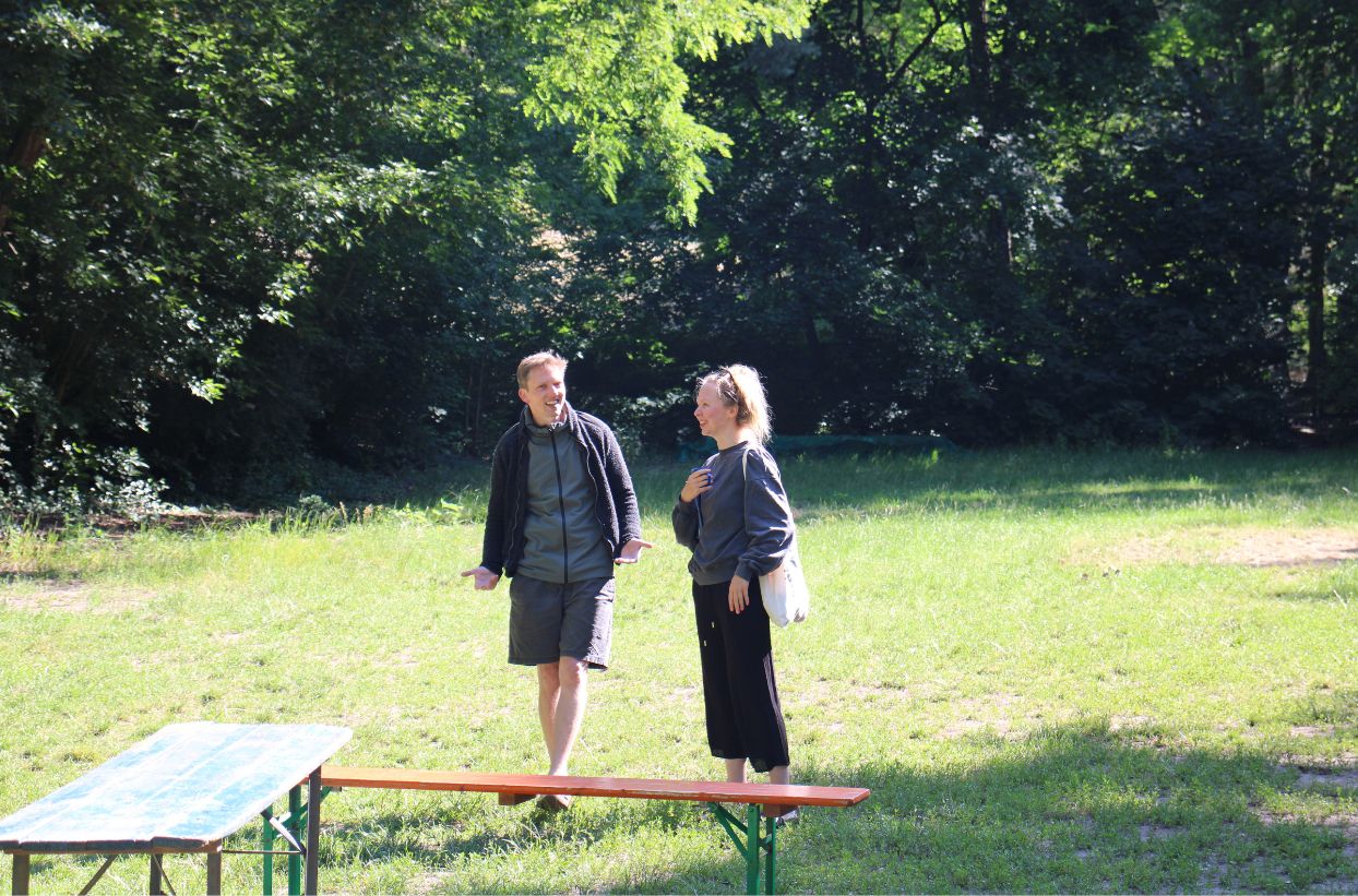 Lächelnde Leute unterhalten sich im sonnigen Park.