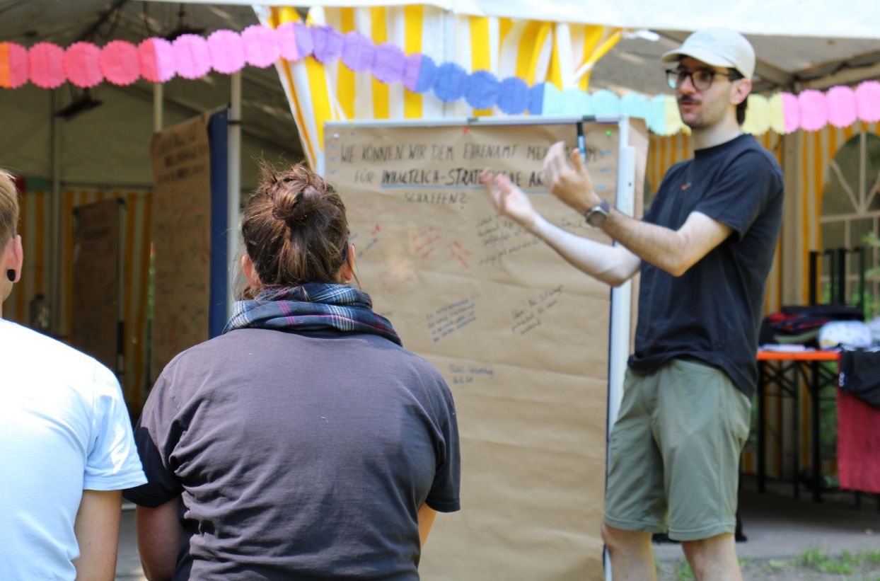 Workshop-Präsentation im Freien mit Teilnehmern.