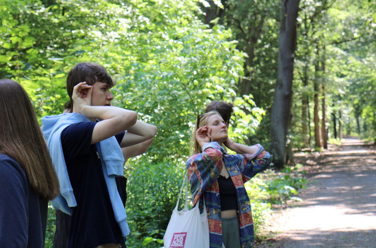 Menschen lauschen im Wald.