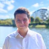 Lächelnde Person am Fluss bei Sonnenschein