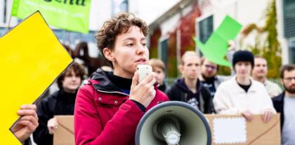Demonstrant mit Megafon protestiert in Gruppe.
