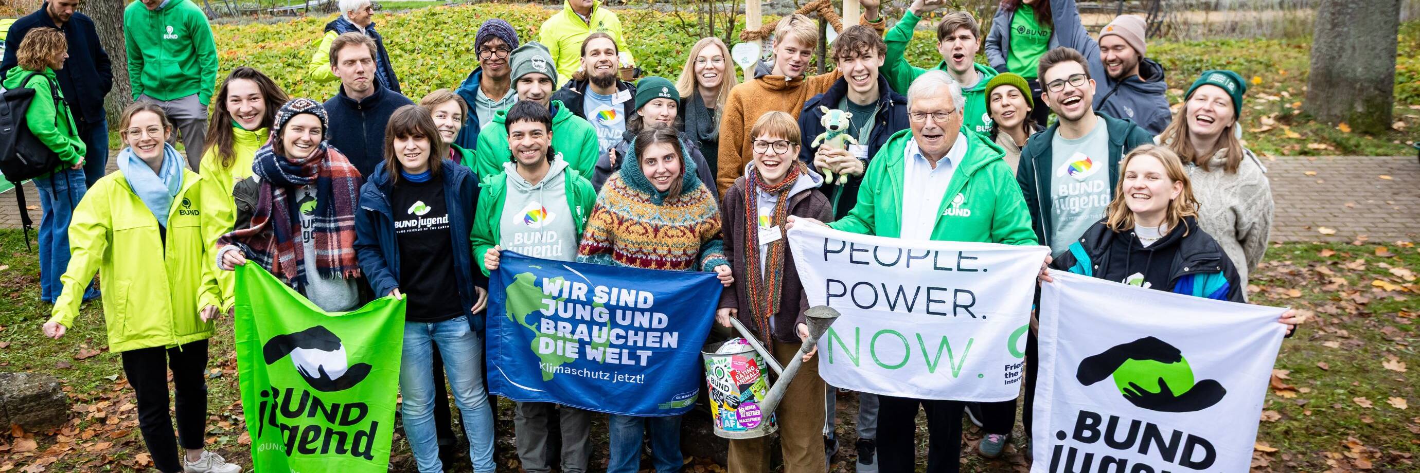 Gruppenfoto von BUND Jugend mit Bannern.