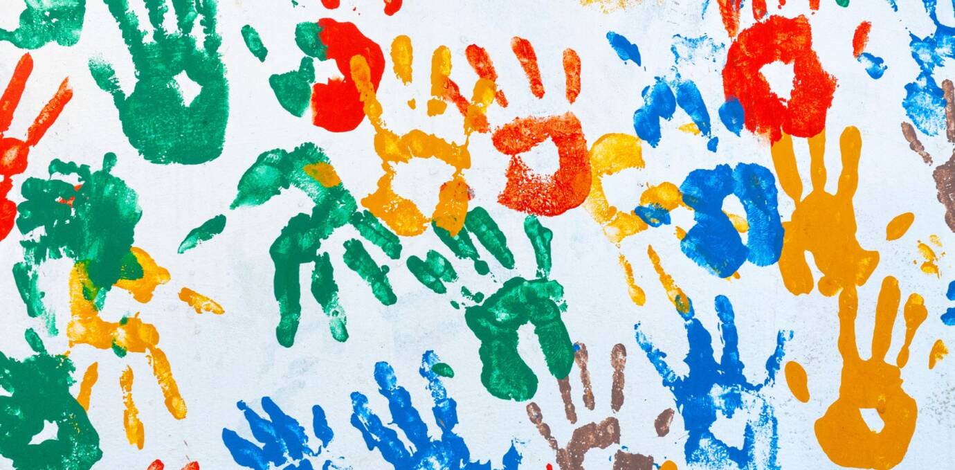 Bunte Handabdrücke auf weißem Hintergrund