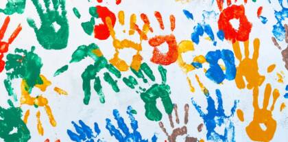 Bunte Handabdrücke auf weißem Hintergrund