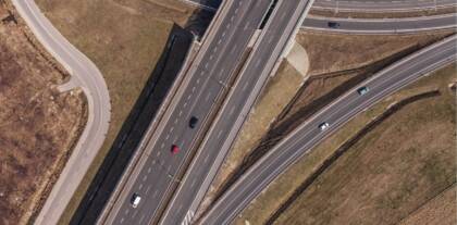 Luftaufnahme von Autobahn mit mehreren Autos