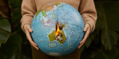 Globus mit brennendem Feuer.