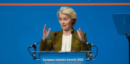 Frau spricht bei Europäischem Industrie-Gipfel 2026