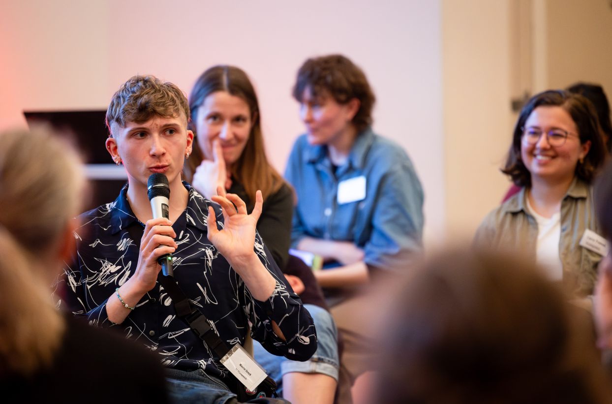 Personen im Gespräch bei einer Veranstaltung.