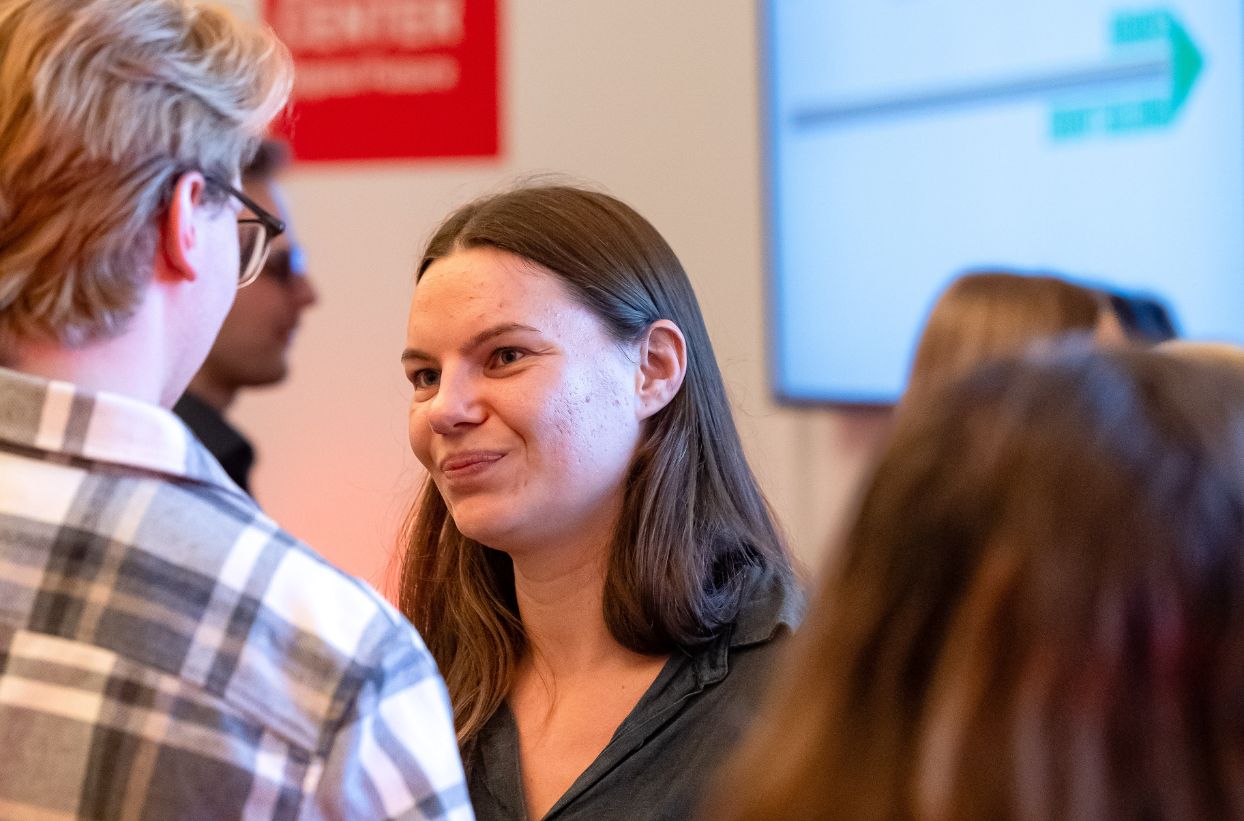 Menschen bei einer Networking-Veranstaltung im Gespräch