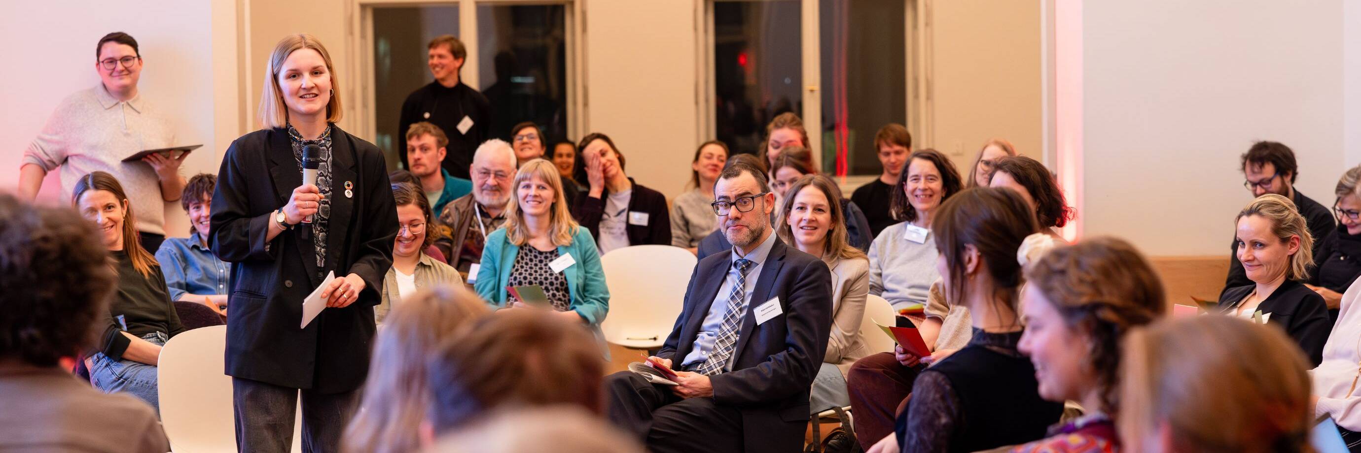Person spricht vor Publikum auf einer Veranstaltung.